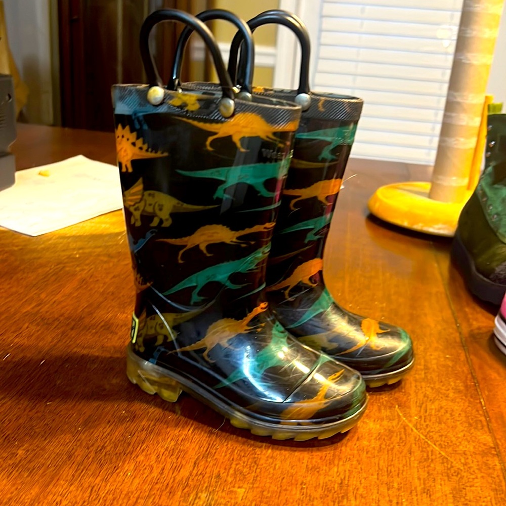 Western chief, dinosaur rain boots, size 6 little boy
